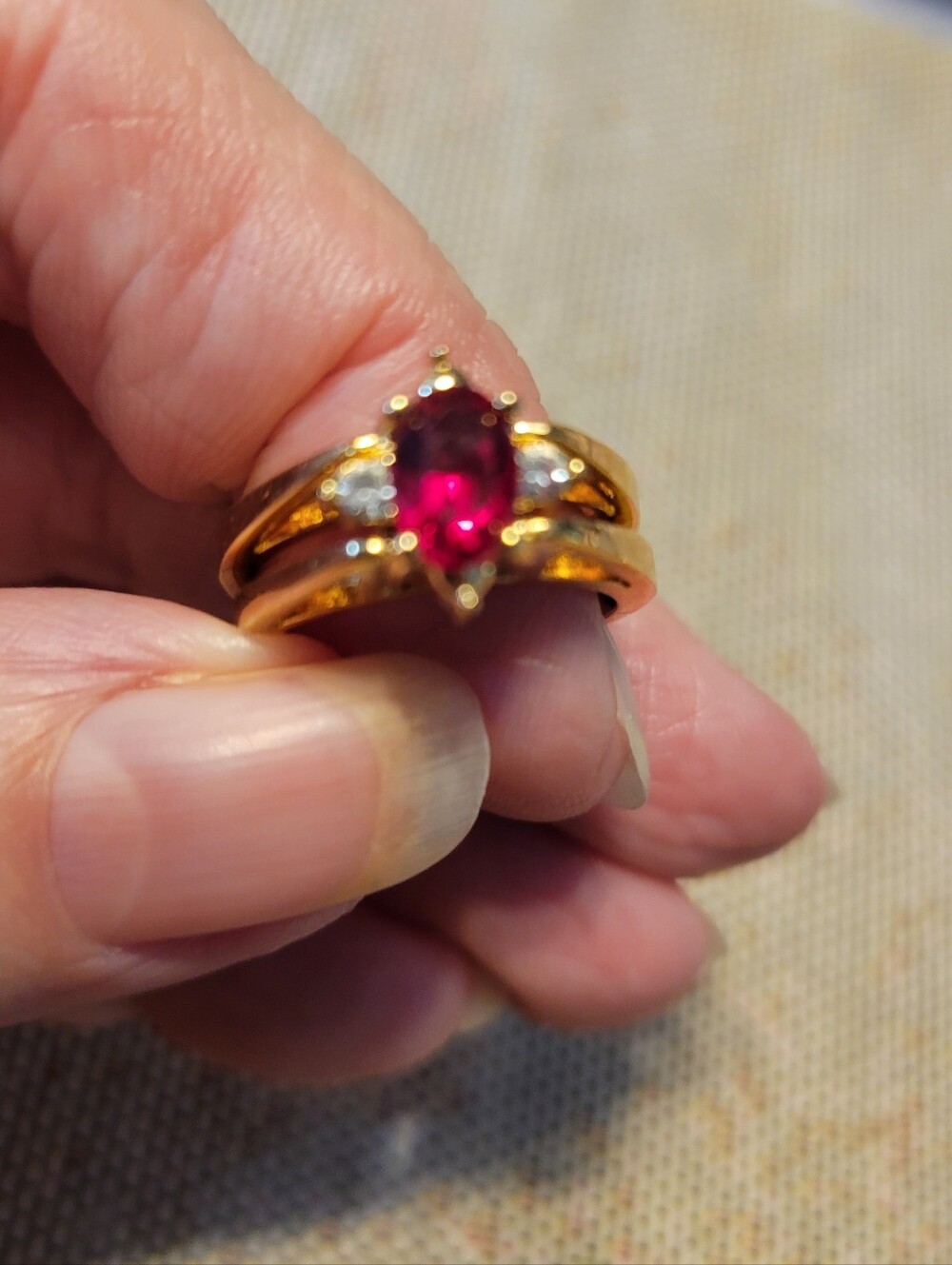 Vintage Gold-Tone Ring with Deep Red Oval Gem and Accent Stones